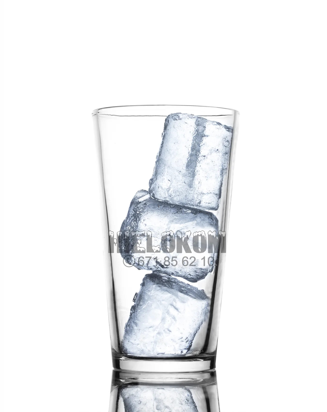 Cubitos de hielo tipo tubo en un vaso